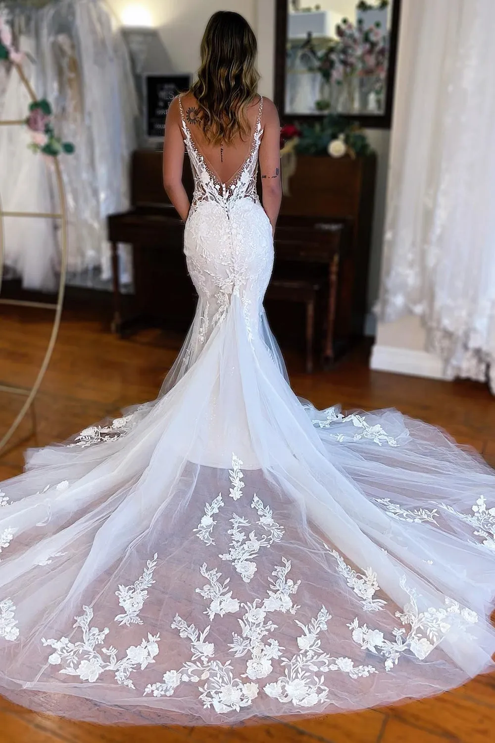 Violeta | White V-Neck Mermaid Long Lace Wedding Dress